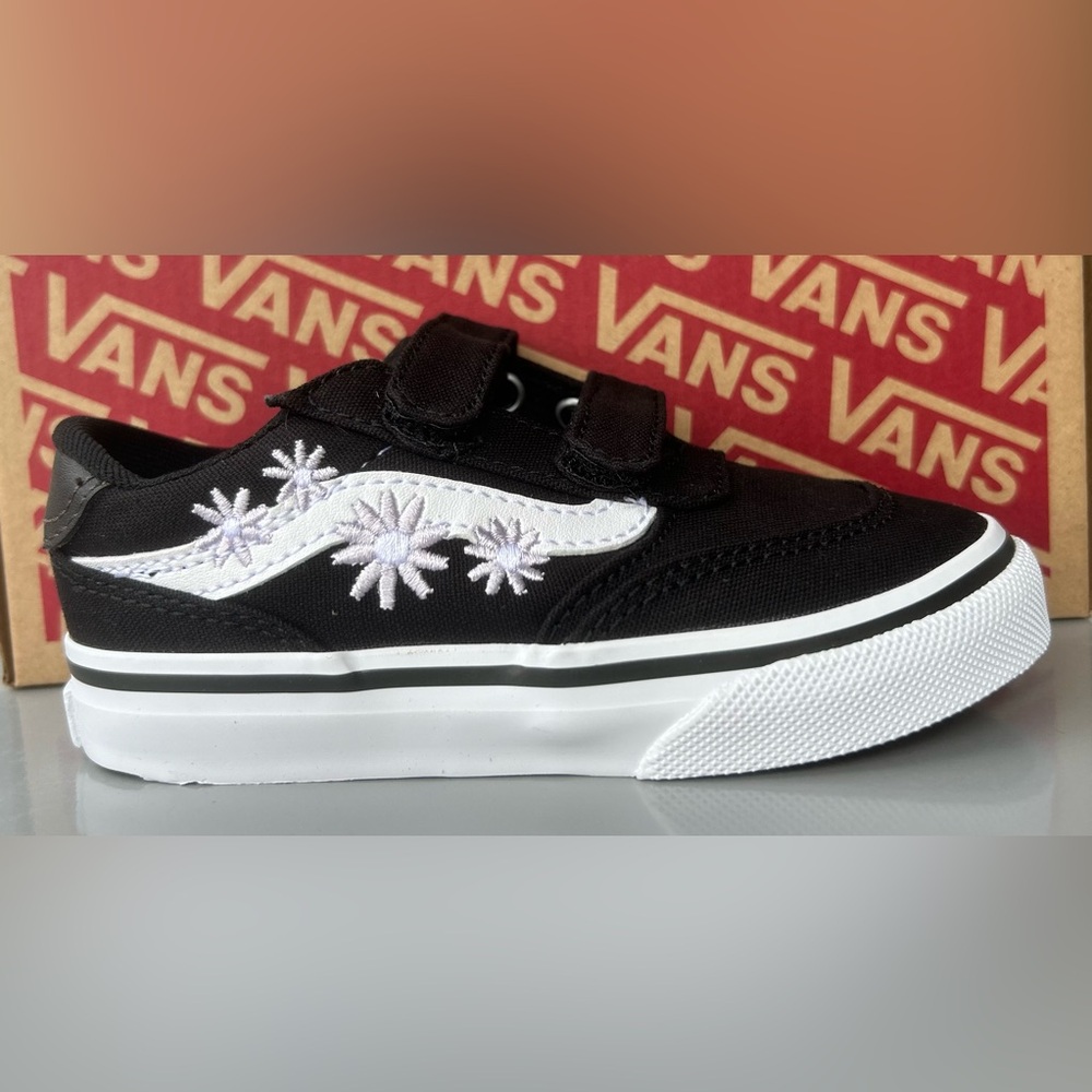NWT VANS  Black & White Brooklyn Sneakers Daisy Embroidery Size 8 Toddler girl